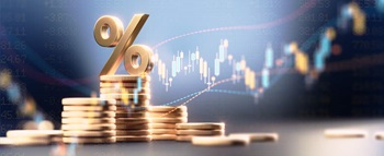 Pilha de moedas com uma percentagem dourada por cima - alusão a poupança e investimento. Fundo azul escuro